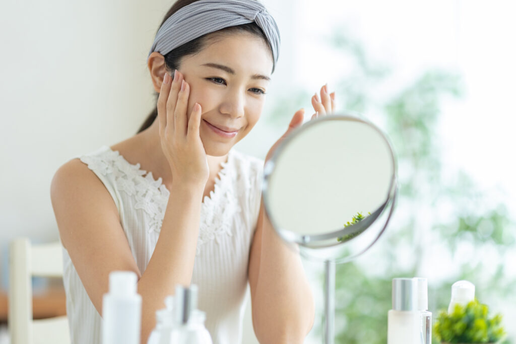 スキンケアをする若い女性