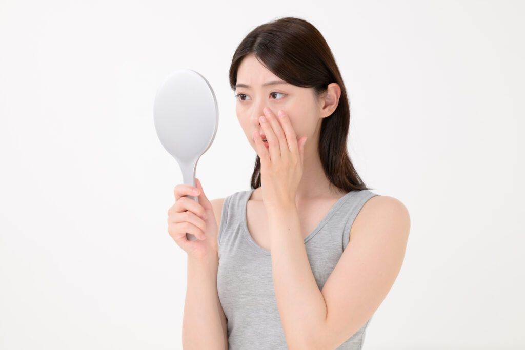 鏡を見ている女性