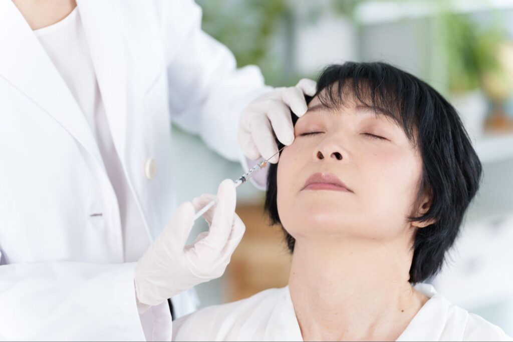 目尻のシワに対する注入治療を受けている女性