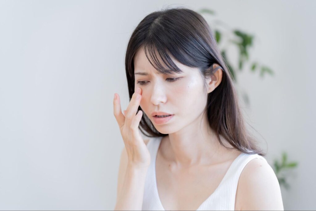 目の下のシワを気にしている女性
