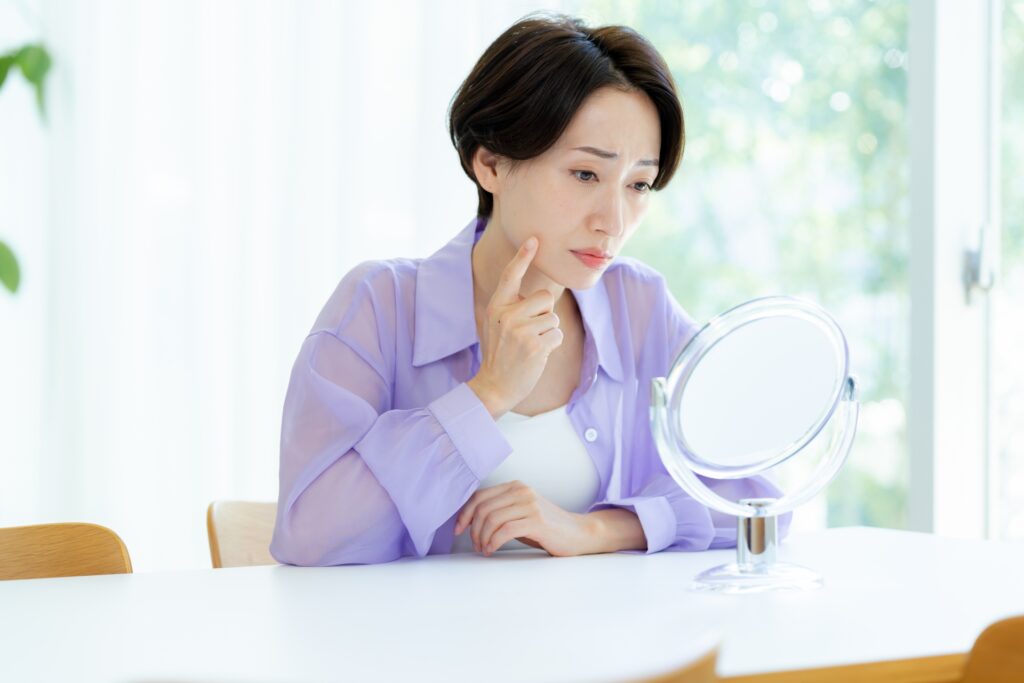鏡を見ている女性
