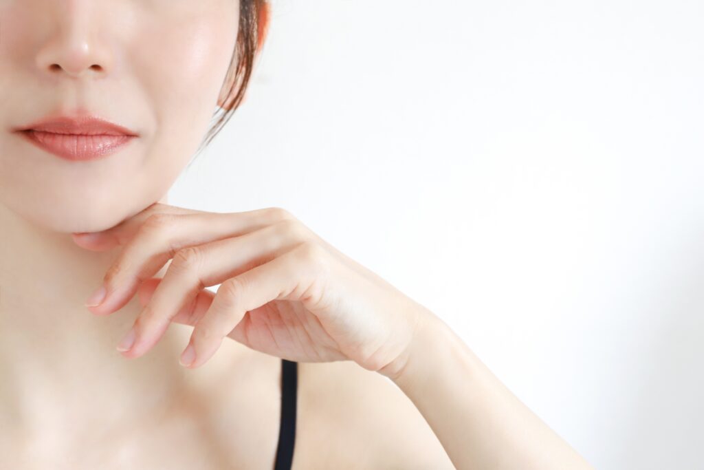 たるみのない美しい肌の女性