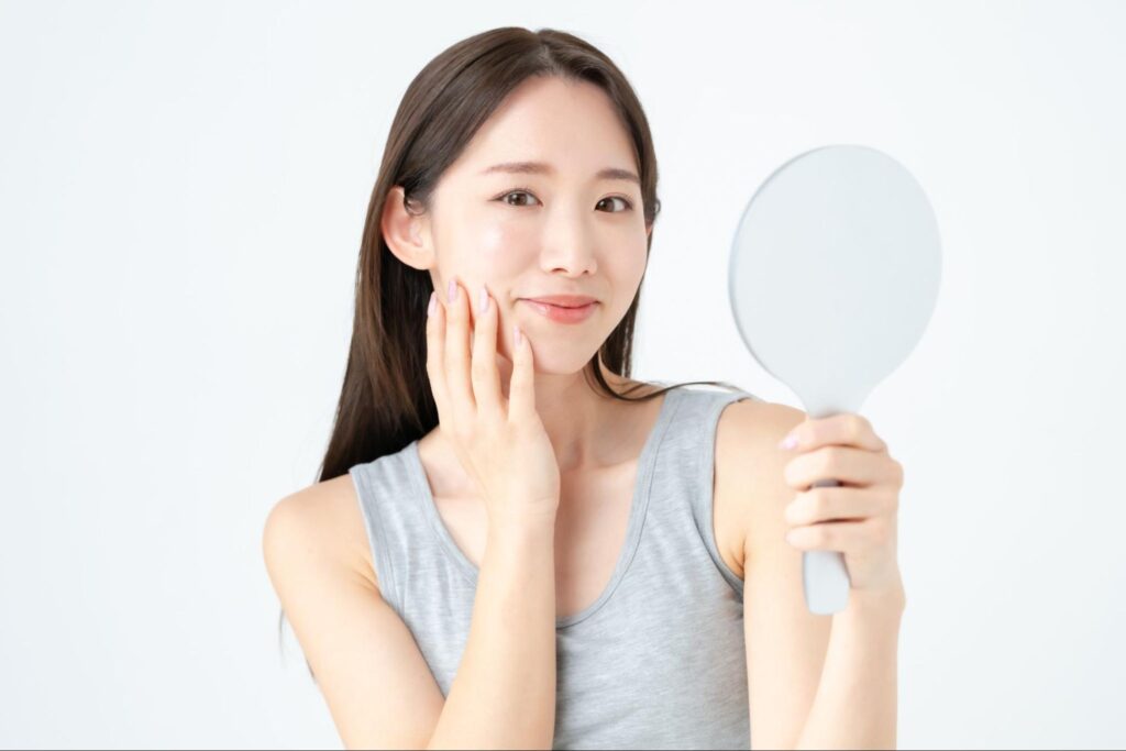 鏡を持っている女性
