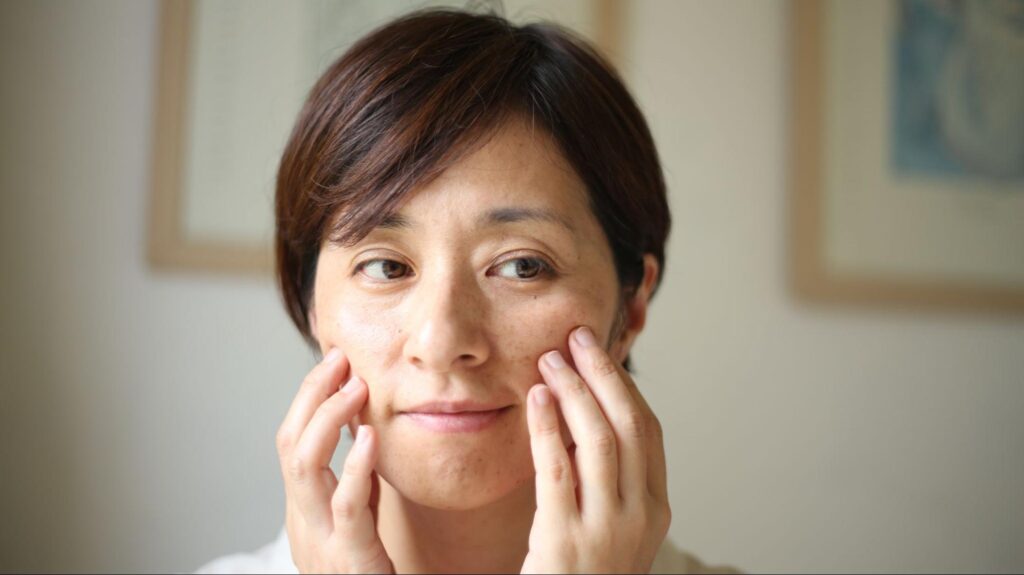 口元のシワを気にする女性