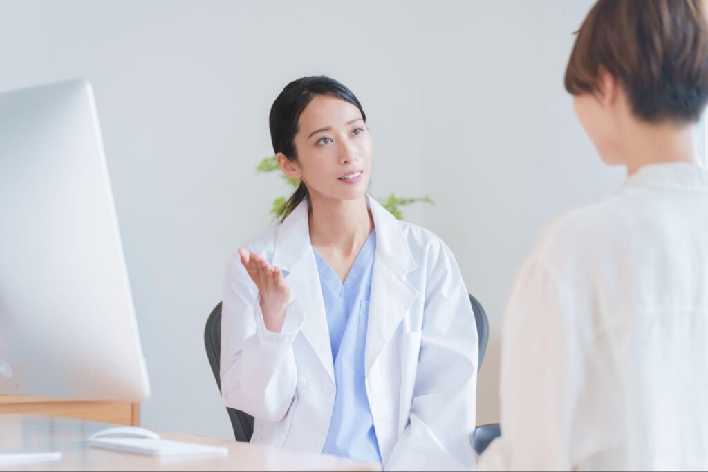 深い眉間のシワを取るための美容医療の施術について女医から説明を受ける女性