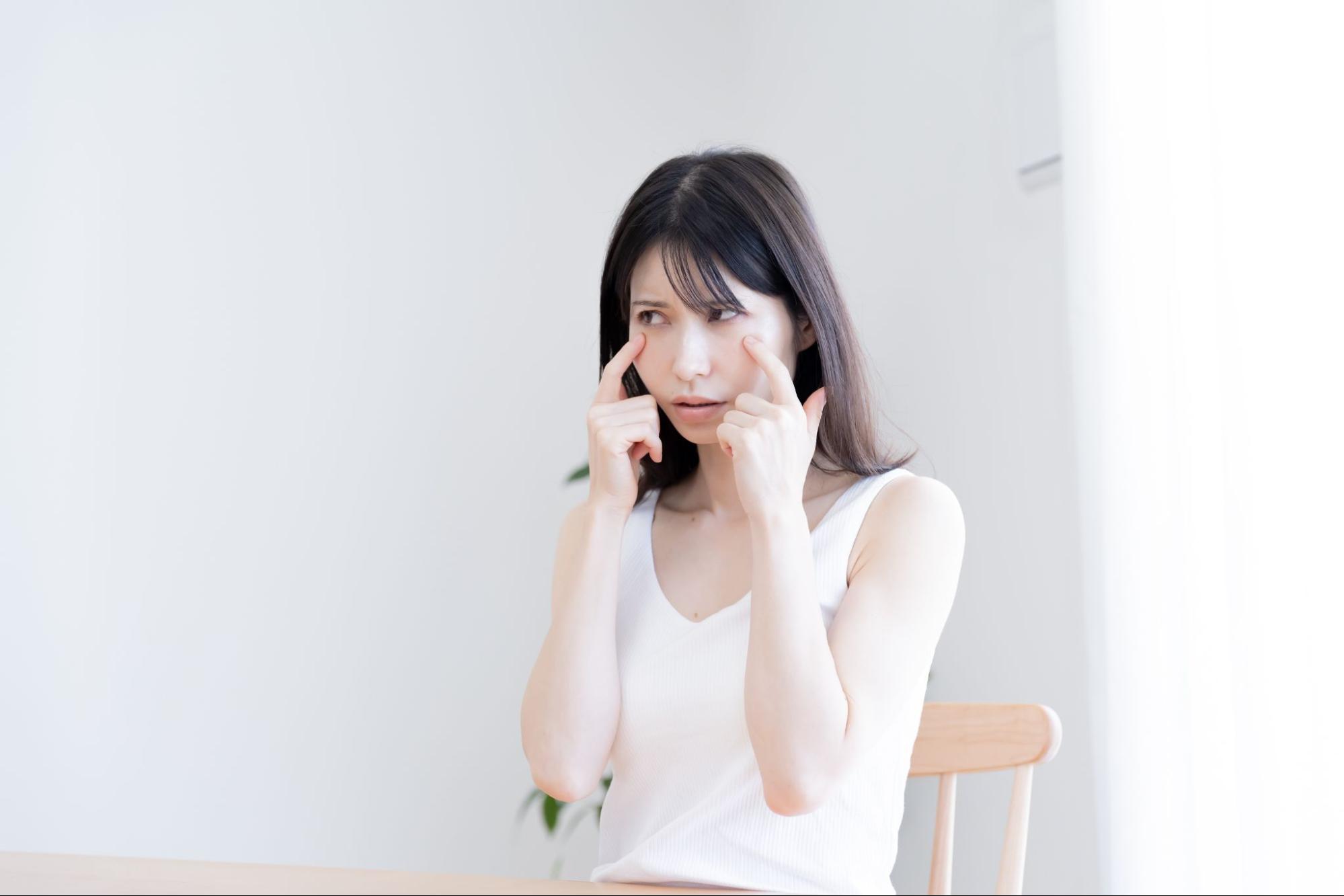 目の下のシワを気にしている女性