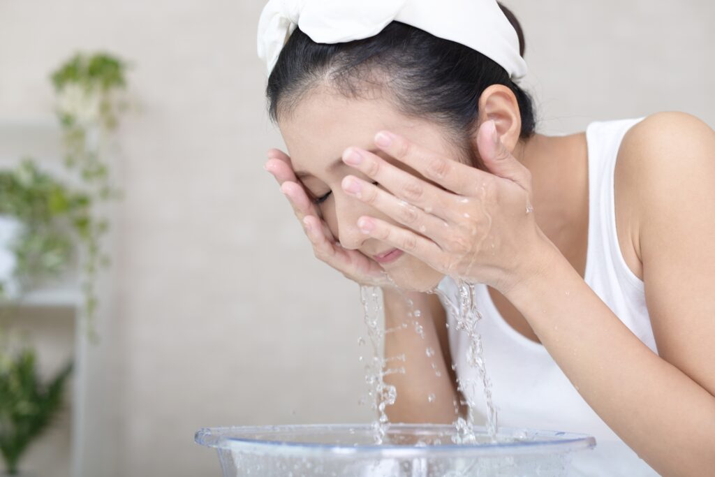 洗顔中の女性