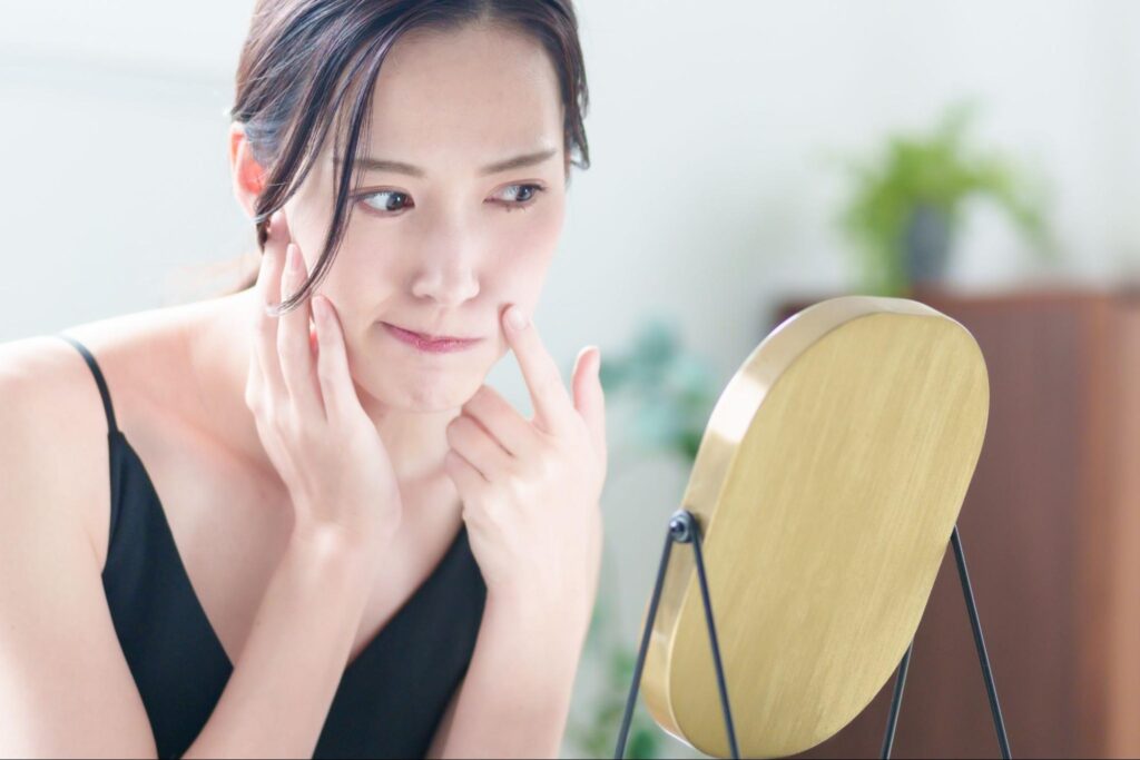 鏡を見ている女性