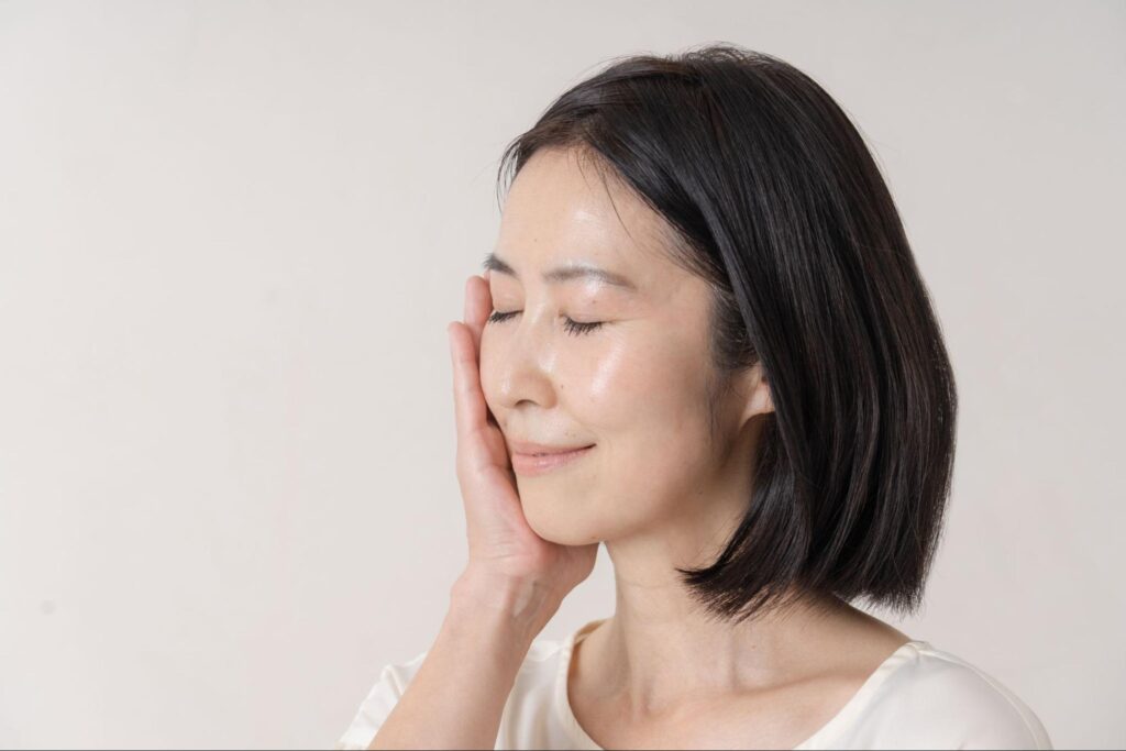 頬に手を当てている女性