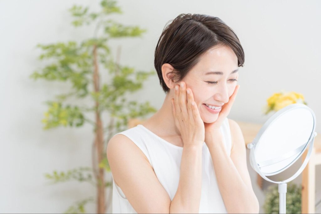 眉間のシワのセルフケアをする女性