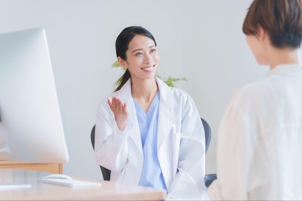 美容皮膚科におけるシワの治療の種類と特徴について説明する女性医師