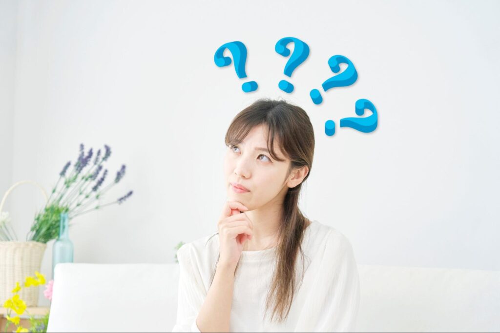 首を傾げる女性