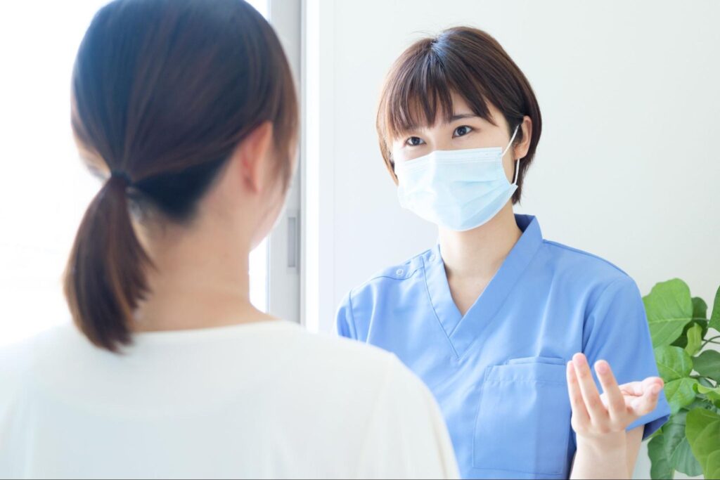 患者さんにボトックスについて説明している医師