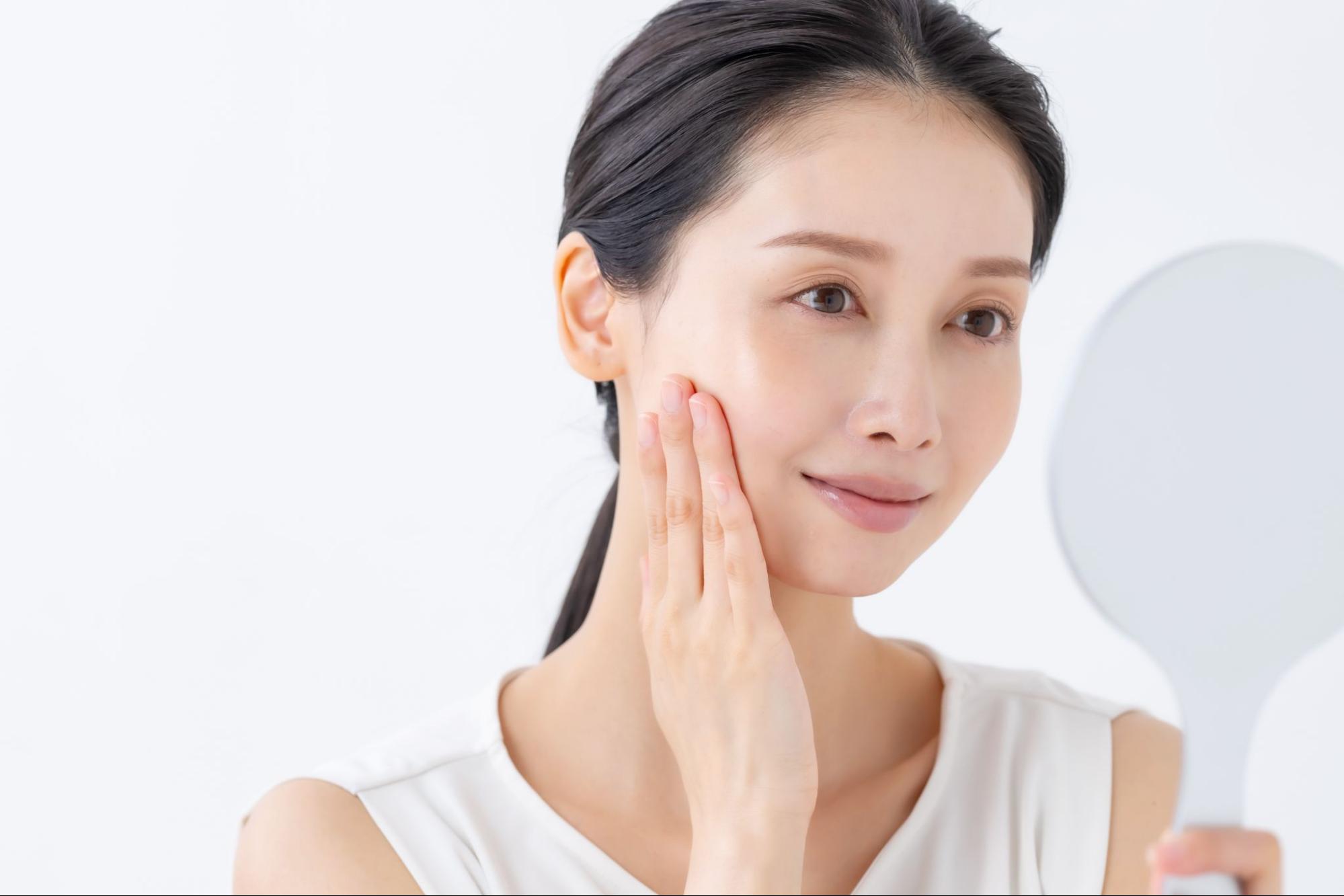 頬に手を添えているハリのある肌の女性