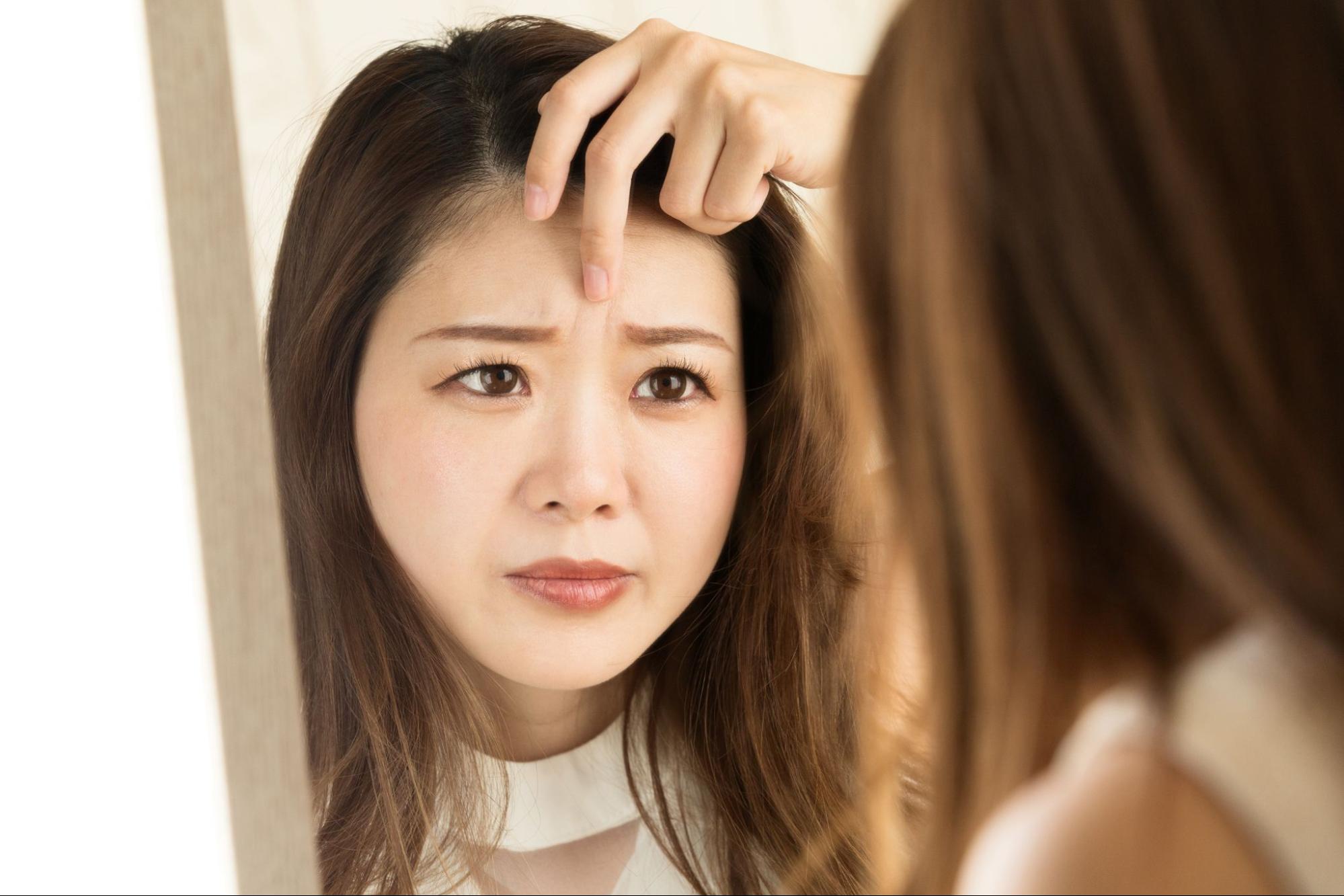 眉間のシワを気にする女性