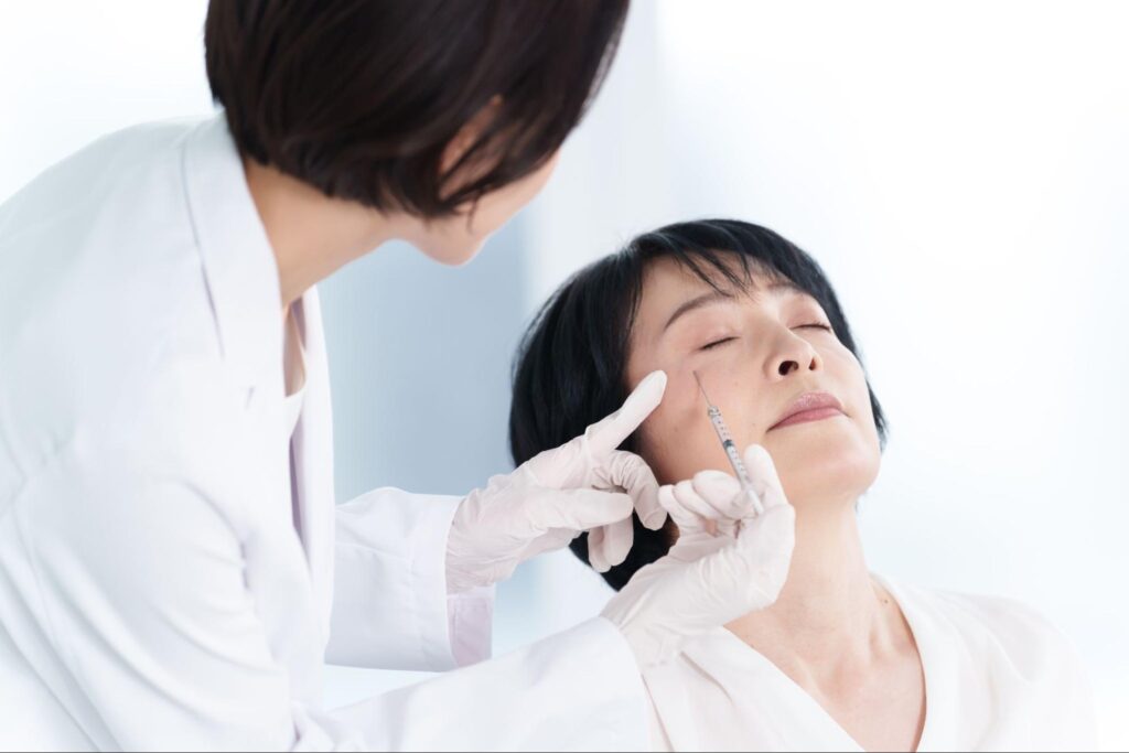 目の下のシワに対する注入治療を受けている女性