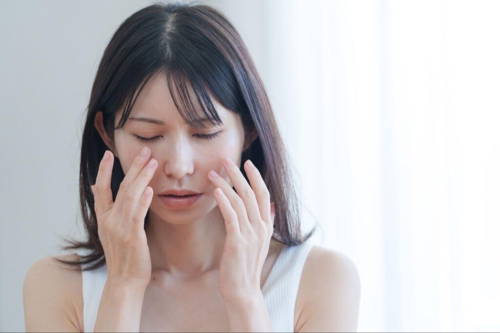 ボトックスが二重幅に影響して不安になっている女性