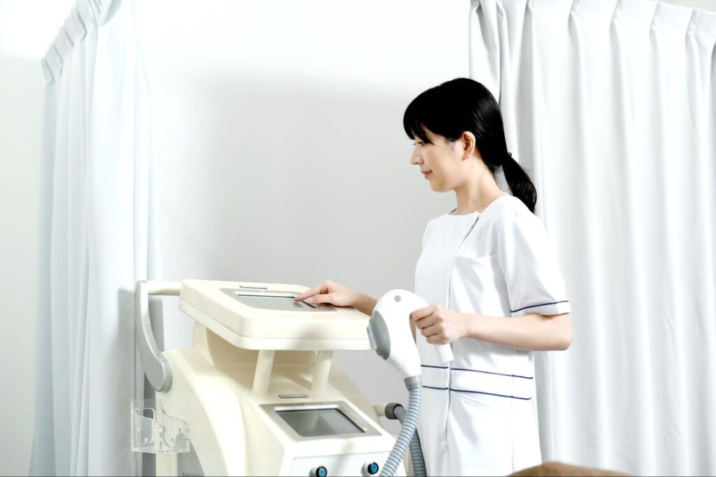 レーザー治療の準備をする女性スタッフ