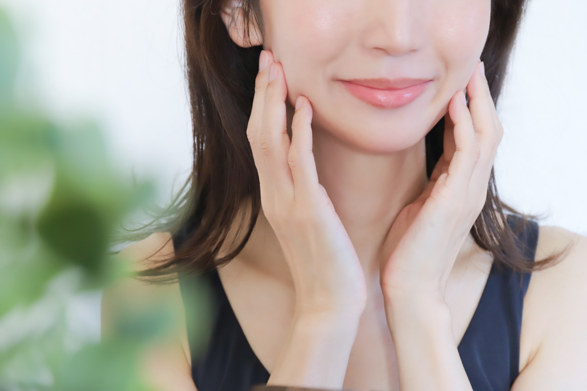 頬に手を添えている笑顔の女性
