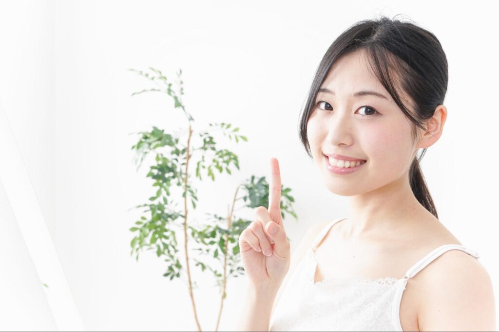 人差し指を立てる女性