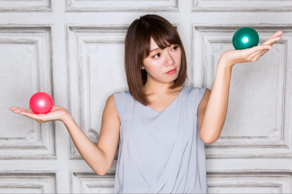 両手に乗った色違いのボールを比較している女性 治療の比較イメージ