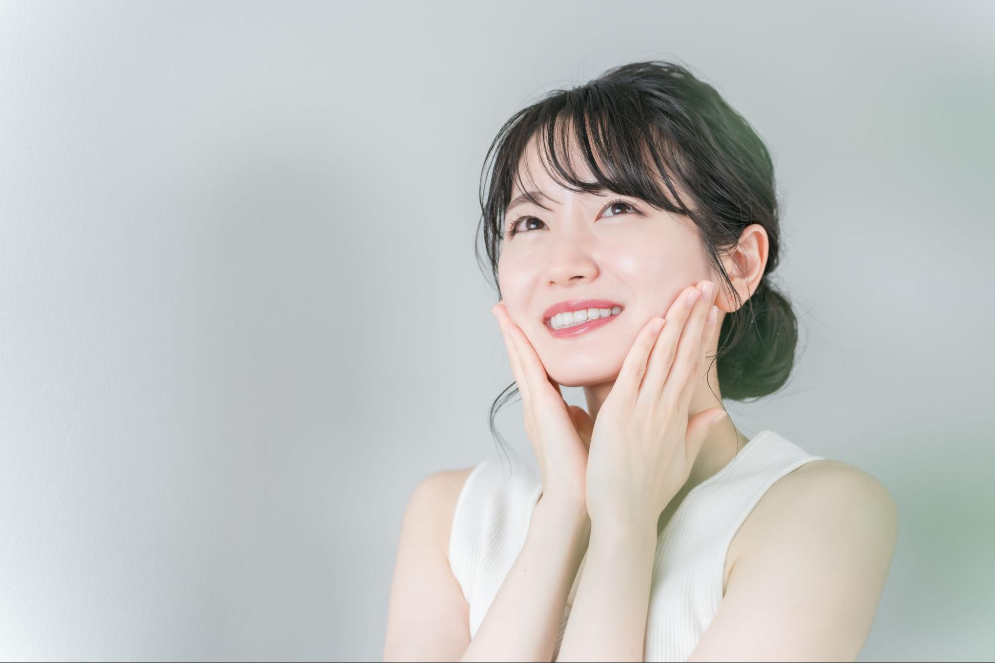 頬に手を当てている女性