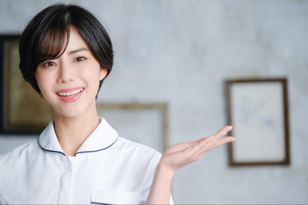 ヒアルロン酸注射の持続期間について説明している女性