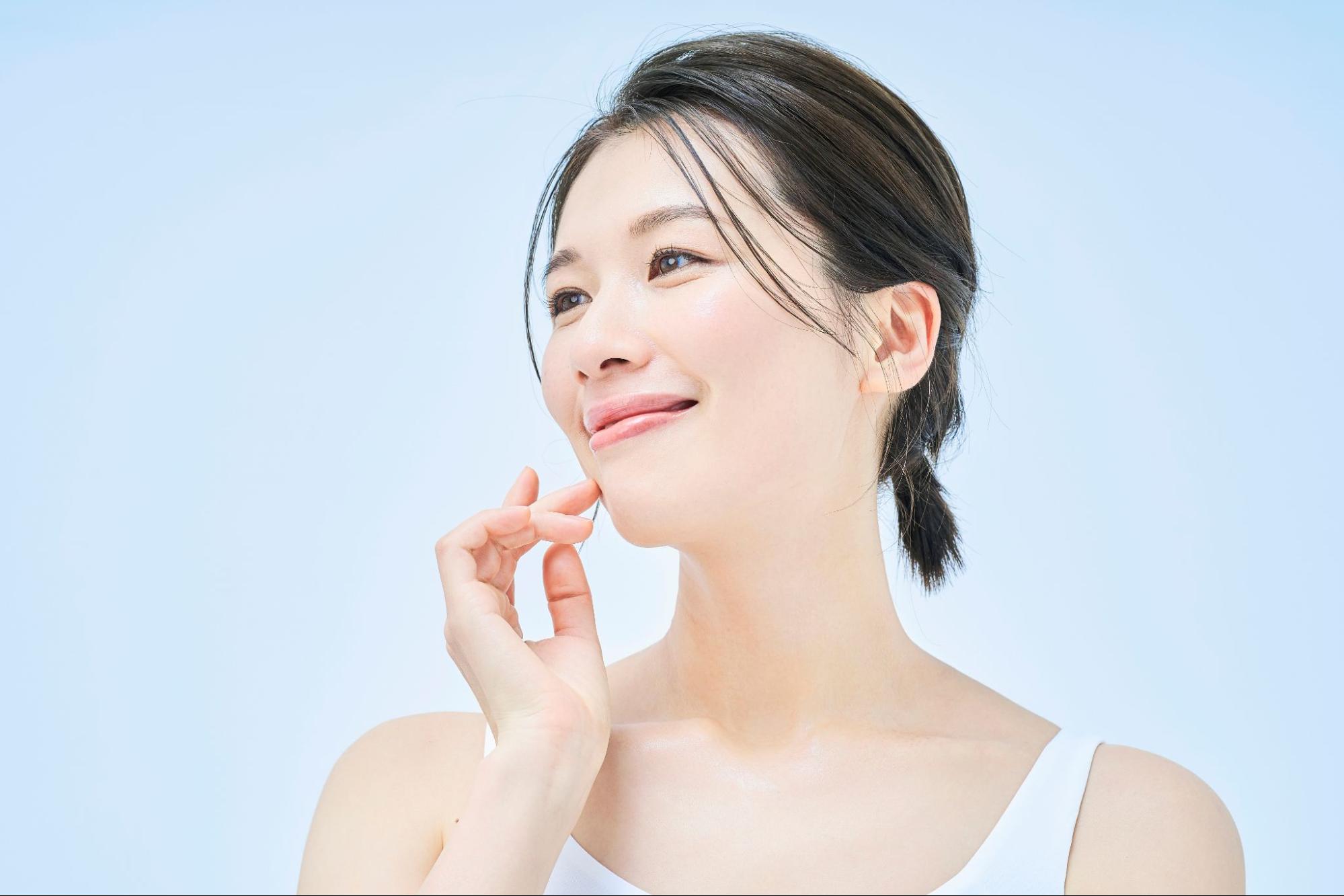 シワのない美しい肌の若い女性