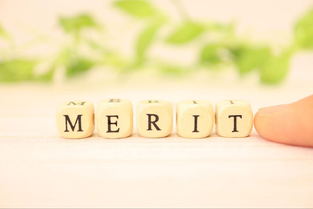 meritと書かれた木製ブロック