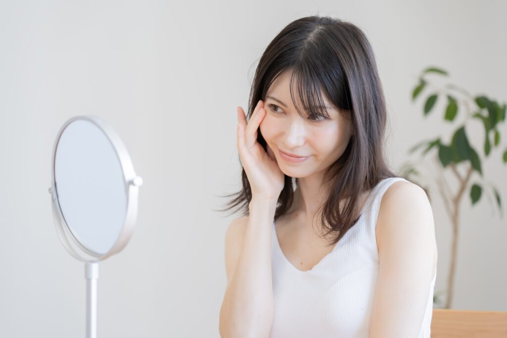 鏡を見ている女性
