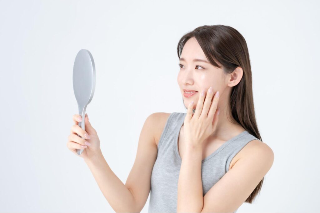 鏡を見ている女性
