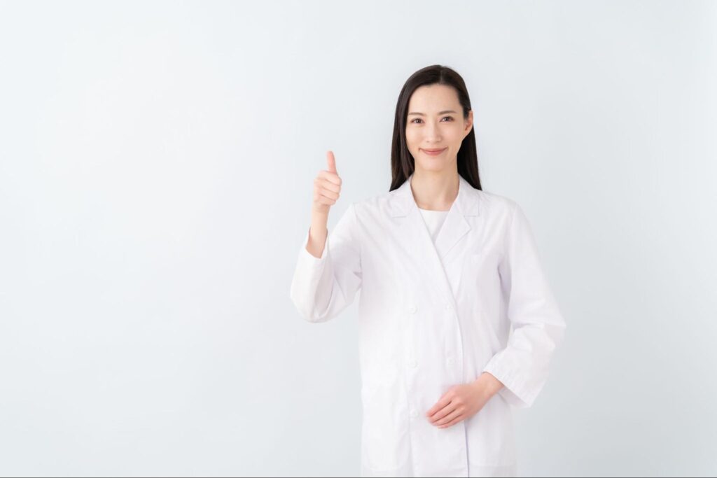 人差し指を立てている女性医師