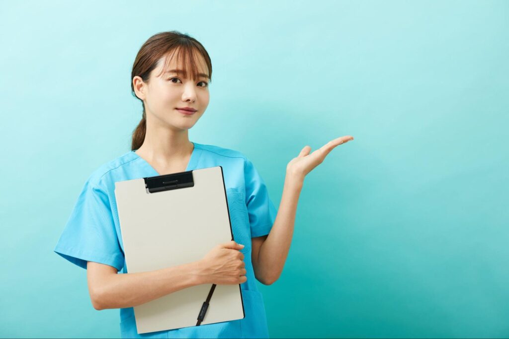 美容医療についてに説明している医療従事者の女性