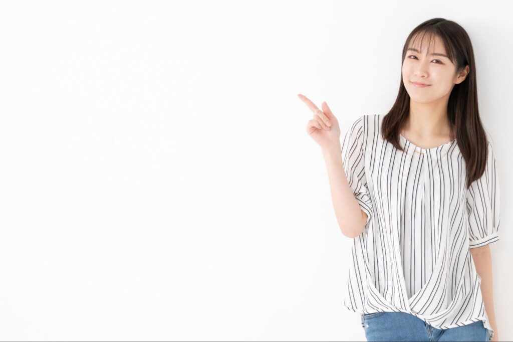 人差し指を立てている女性