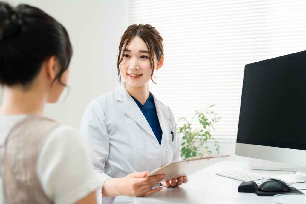 患者の女性に糸リフトについて説明している医師