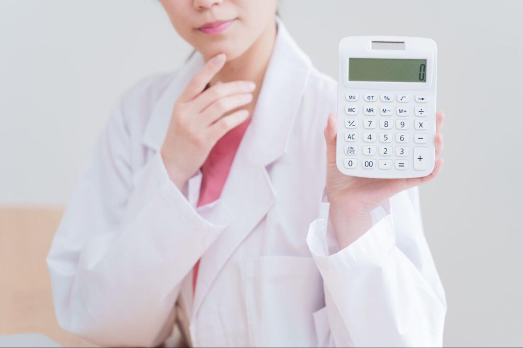 計算機を持った女性