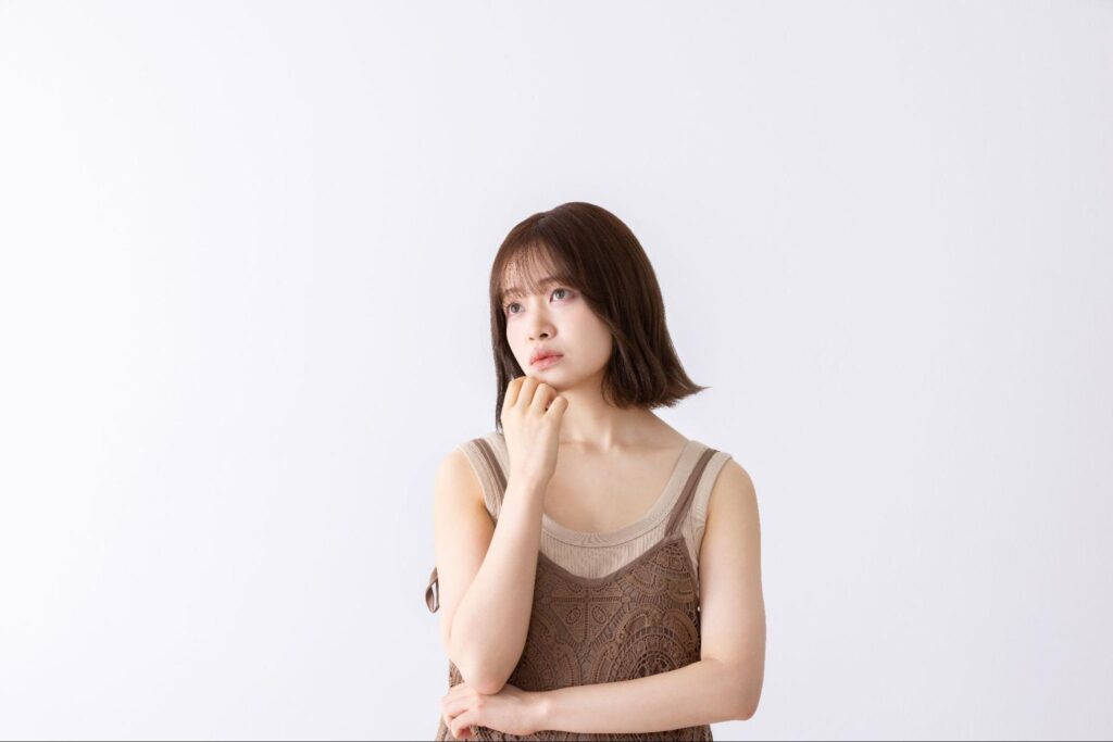 何かを考えている女性