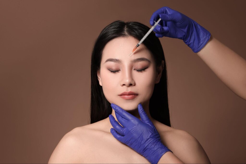 眉間のシワ改善のために注入治療を受けている女性