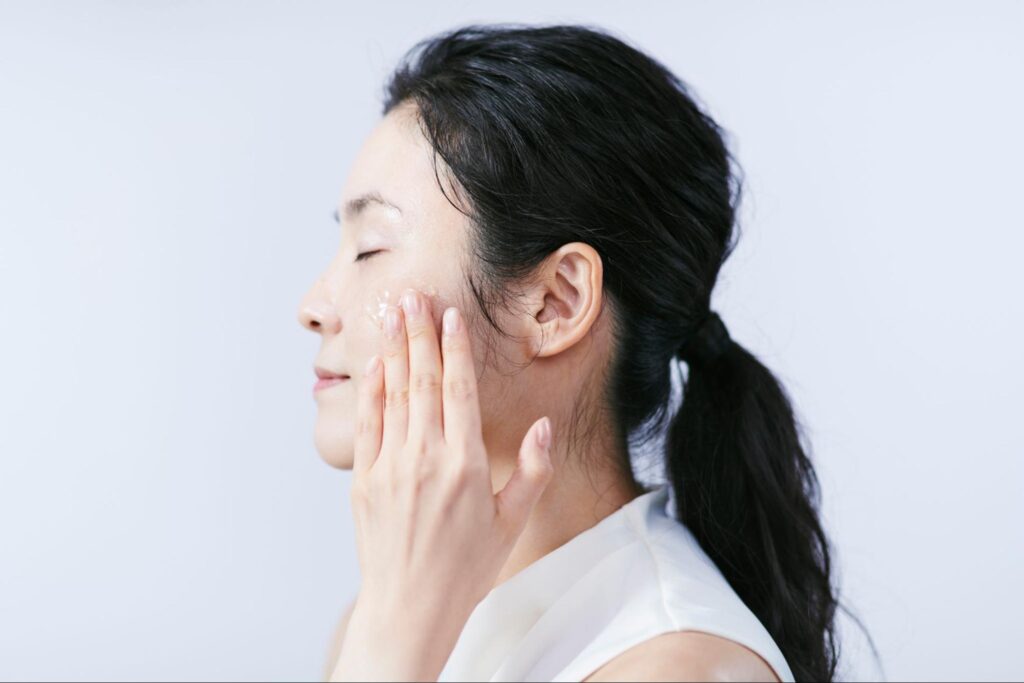 スキンケアをしている女性