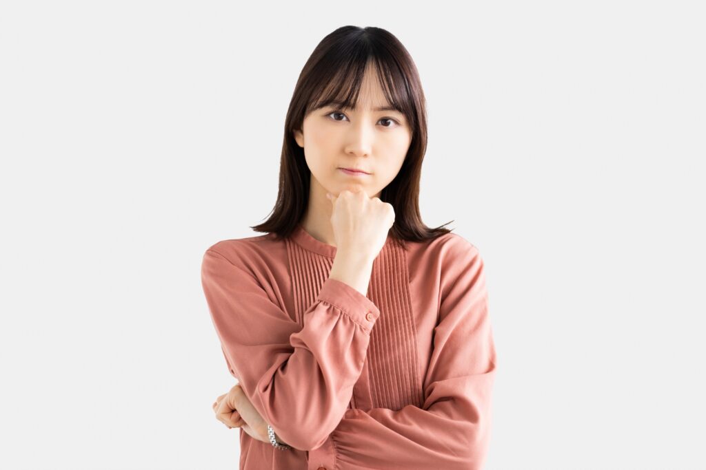 何かを考えている女性
