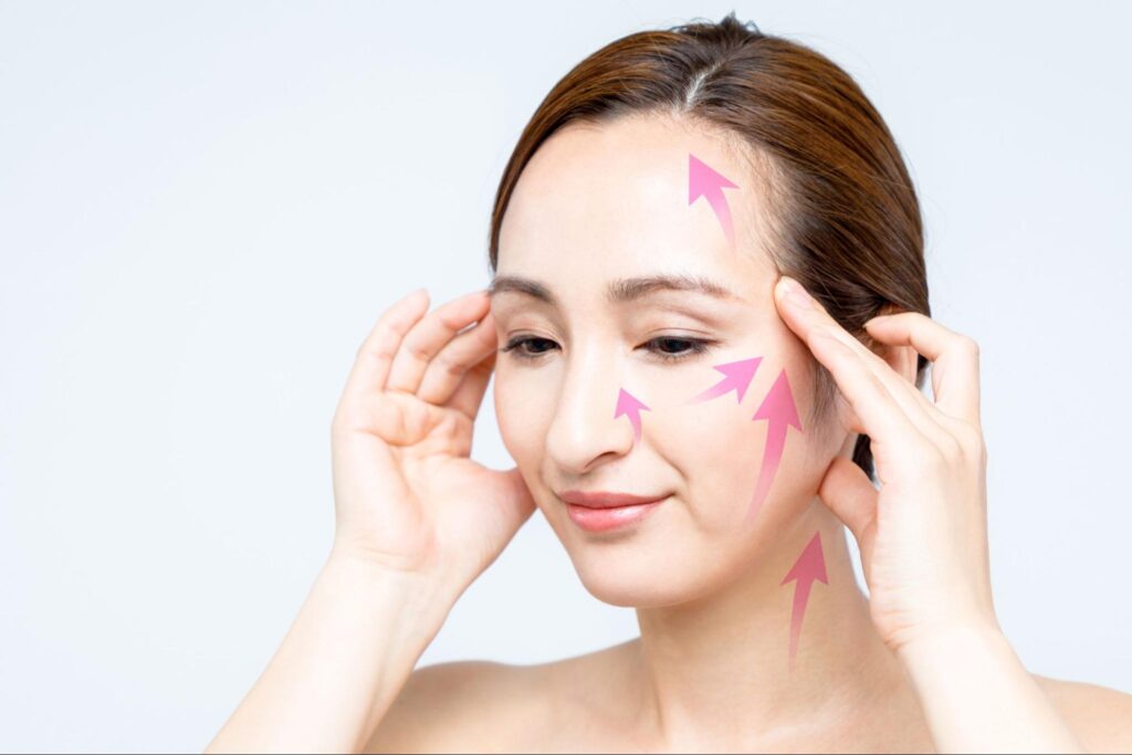 糸リフトをイメージした女性の顔と矢印マーク