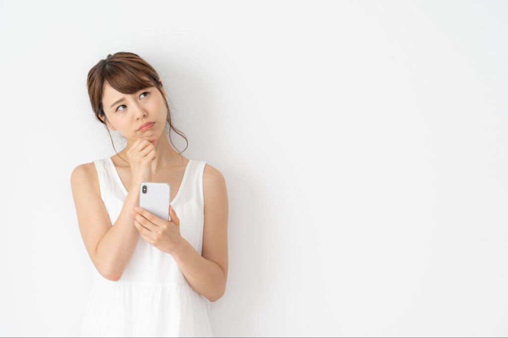 首を傾げている若い女性