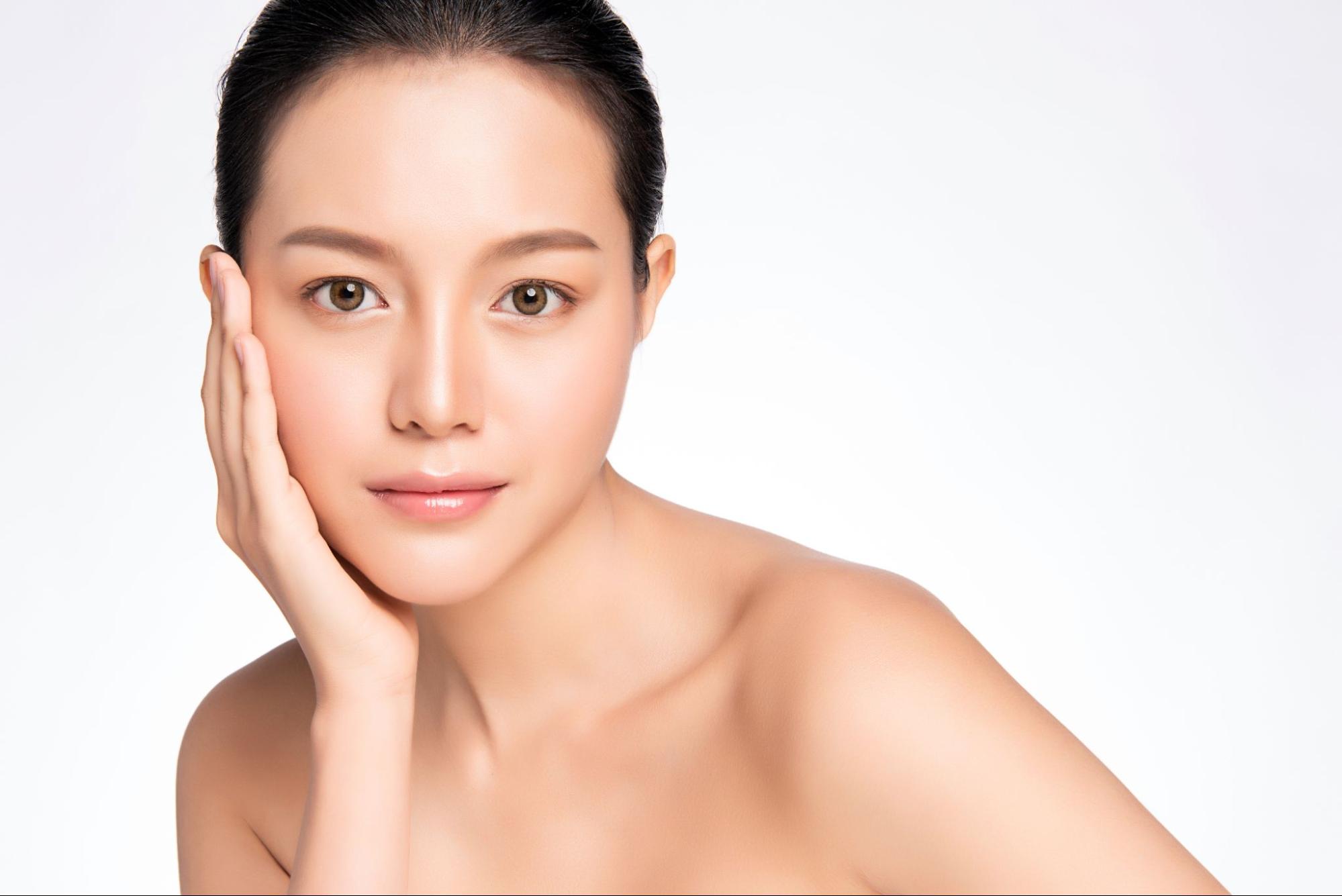 顔を触る女性