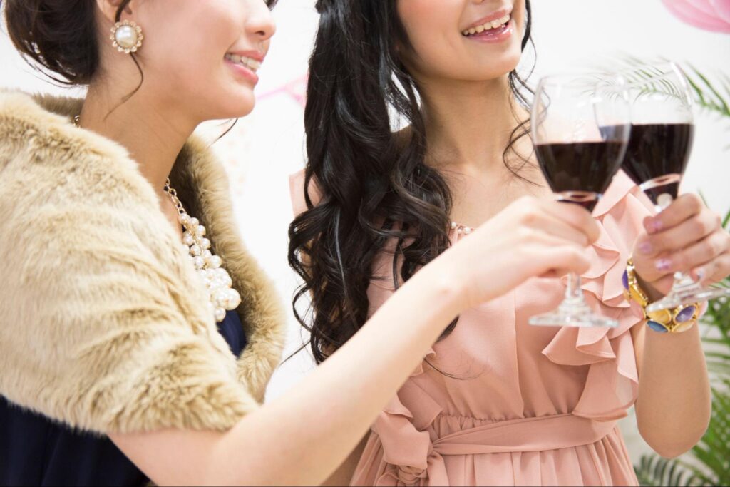 乾杯する女性