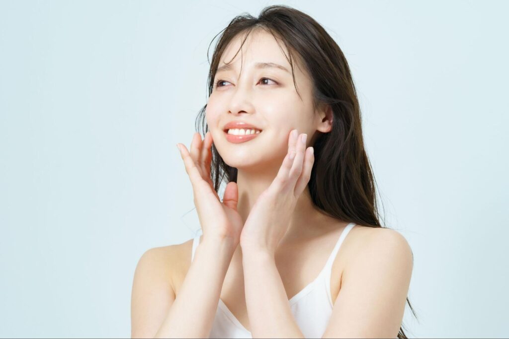 顔を触る女性