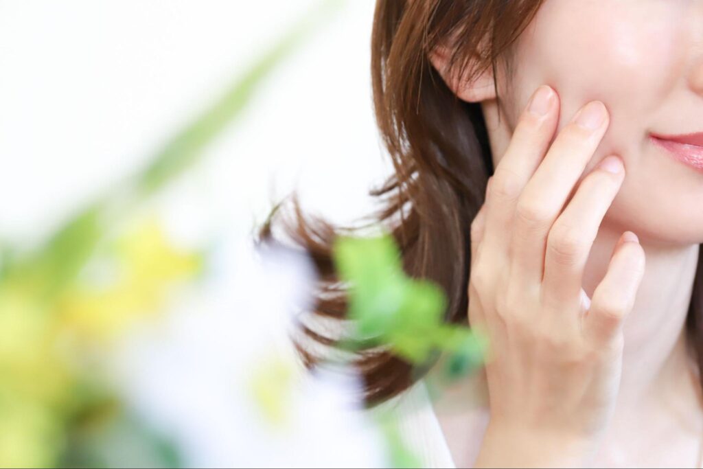 頬を触る女性