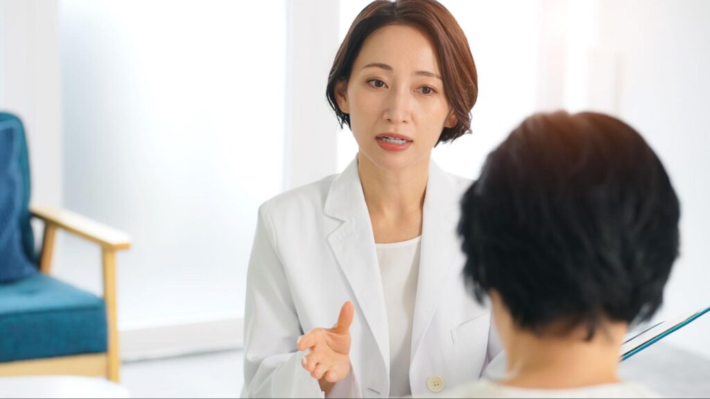 患者に説明する医師