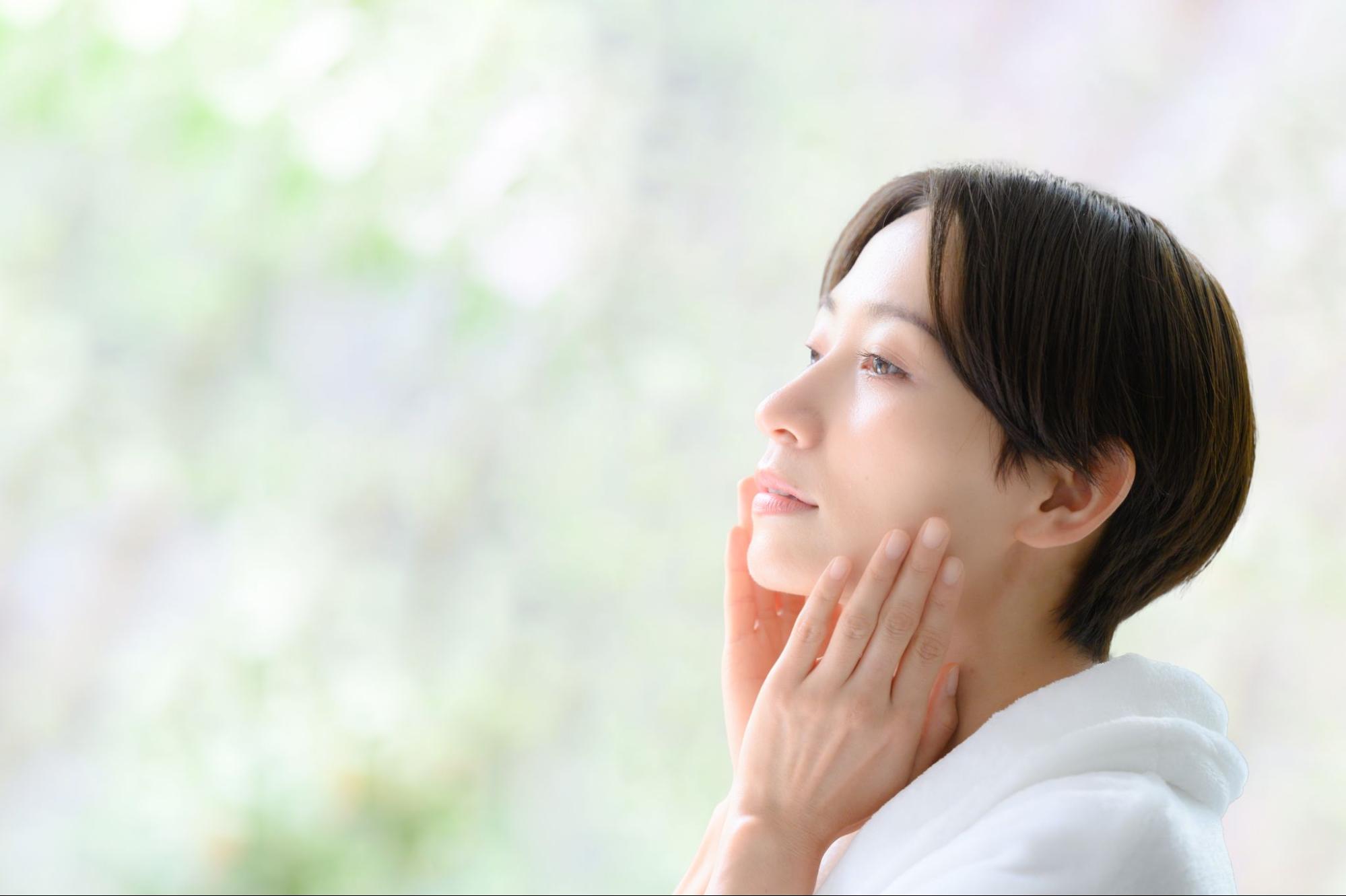 頬を触る女性