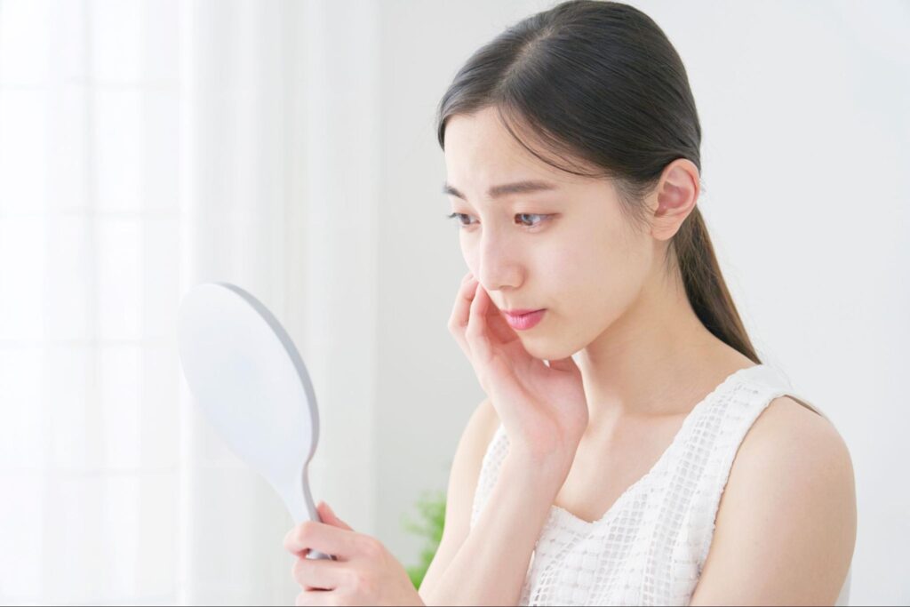 鏡を見る女性