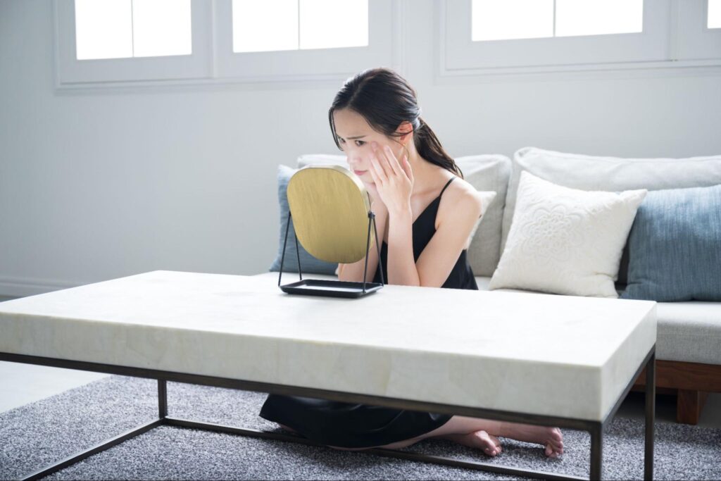 鏡を見る女性